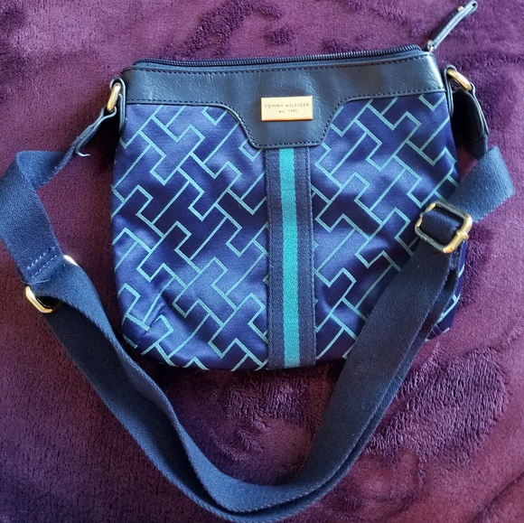Tommy Hilfiger Handbags - EUC Tommy Hilfiger Crossbody